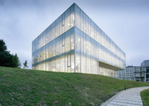 fachada con vidrio serigrafiado